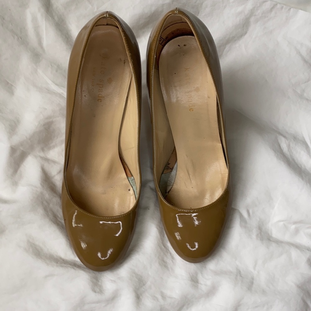 Kate Spade Tan Patent Pumps
